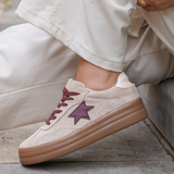 BASKETS BEIGE AVEC ÉTOILE BORDEAUX ET SEMELLE ÉPAISSE