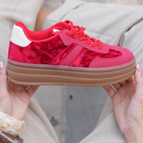 BASKETS ROUGE EN AVEC DÉTAILS BLANCS