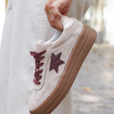 BASKETS BEIGE AVEC ÉTOILE BORDEAUX ET SEMELLE ÉPAISSE