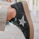 BASKETS NOIRES AVEC ÉTOILE ARGENTÉE