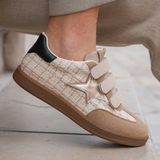 BASKETS BEIGE AVEC ÉTOILE ARGENTÉE ET SCRATCHS