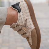 BASKETS BEIGE AVEC ÉTOILE ARGENTÉE ET SCRATCHS