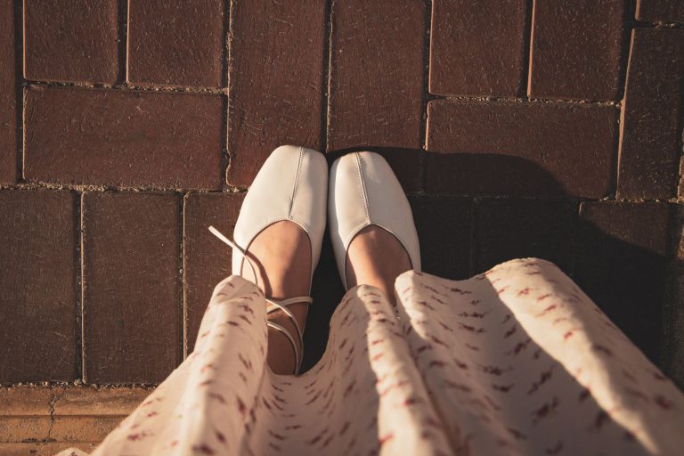 Chaussures plates claires portées avec une robe longue