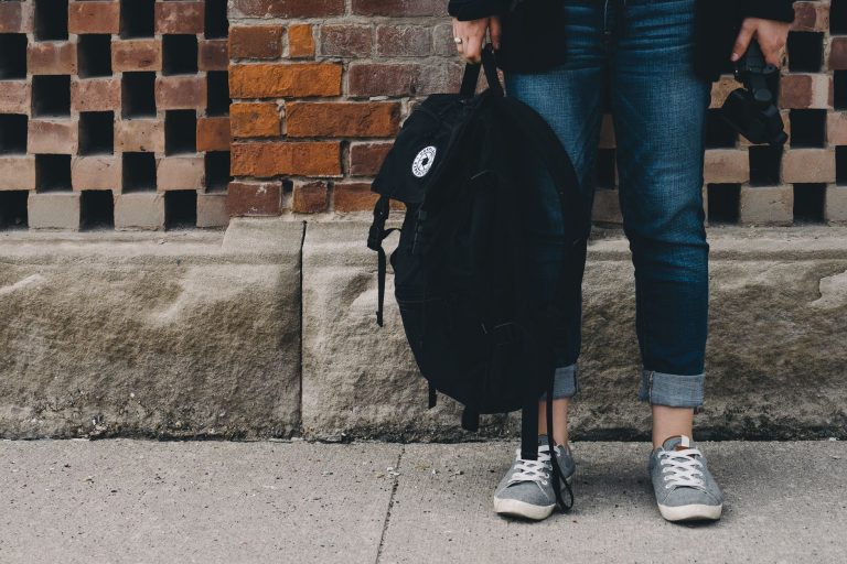 Baskets grises portées avec un jean retroussé