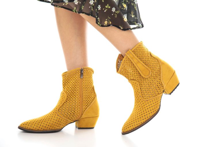 Bottines jaunes perforées à petit talon