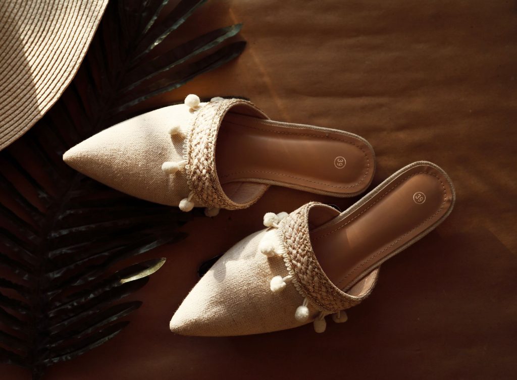Mules plates pointues couleur champagne, bride tressée ornée de perles