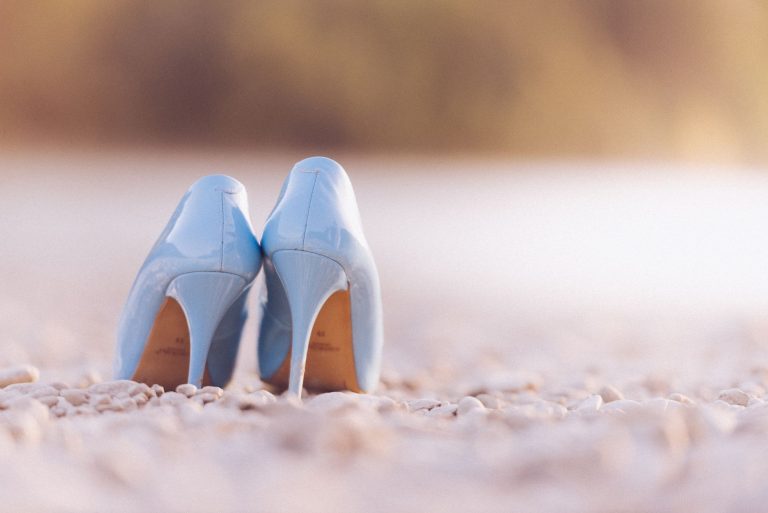 Escarpins bleu ciel posés sur le sable