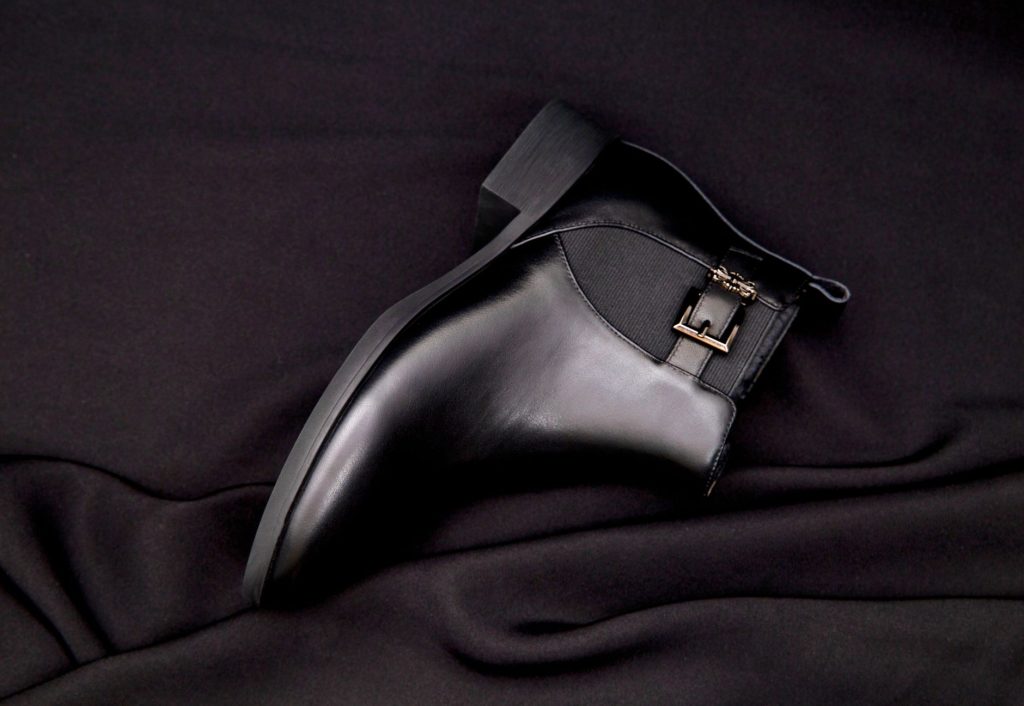 Bottine noire en cuir lisse à boucle sur le côté et petit talon