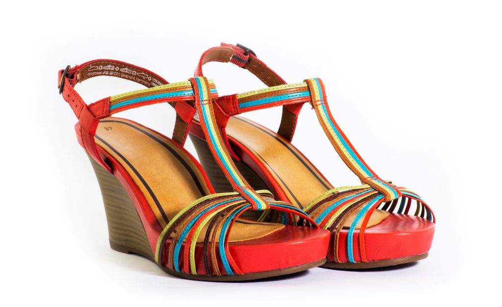 Paire de sandales compensées multicolores vue de profil, avec plateau à l’avant